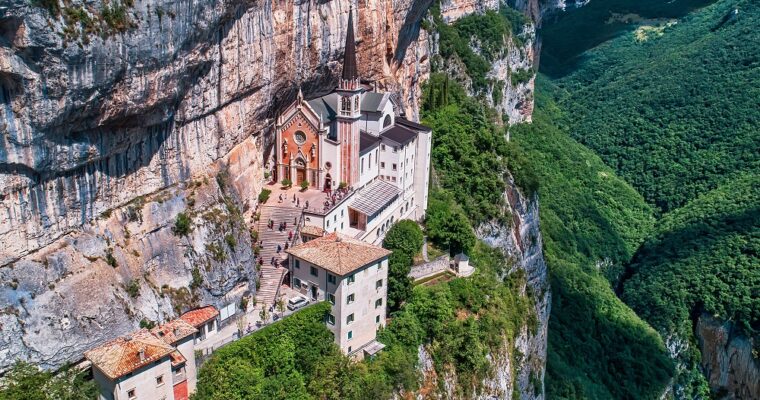 Die Wallfahrtskirche der Madonna della Corona: ein beeindruckendes Pilgerziel