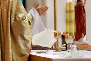 Die Priesterweihe: Wie man Priester wird
