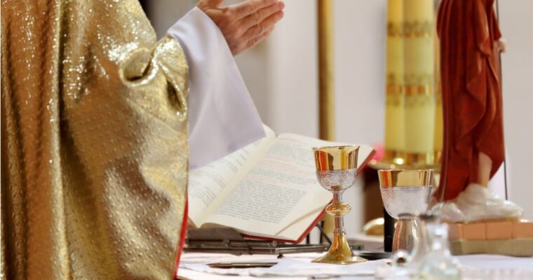 Die Priesterweihe: Wie man Priester wird
