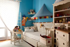 Wie man ein Kinderzimmer mit religiösen Gegenständen ausstattet: unsere Ratschläge