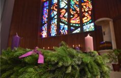 Der Adventskranz in der Kirche