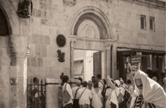 Via Dolorosa die 14 Bronzeinstallationen, die die Szenen der Passion darstellen